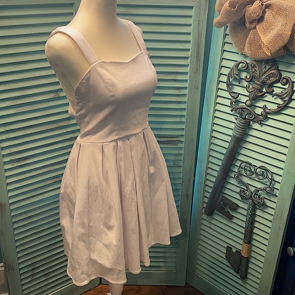 2 Charlotte Russe WHITE PLEAT & BLACK BUTTON DETAIL - Picture 3 of 8